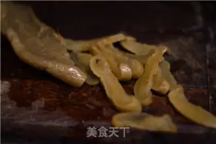 Make Peanut pig hoof soup step 1