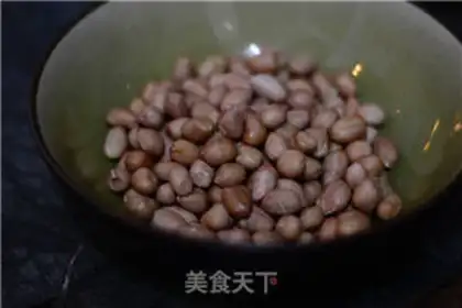 Make Peanut pig hoof soup step 2