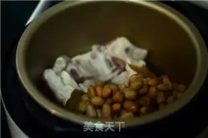 Make Peanut pig hoof soup step 3