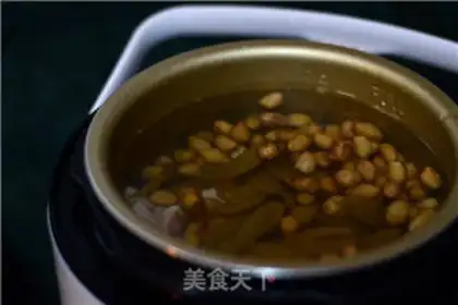 Make Peanut pig hoof soup step 4