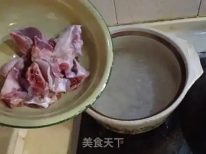 Make Big bone corn soup step 1
