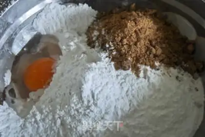 Make A red sugar egg stand step 0