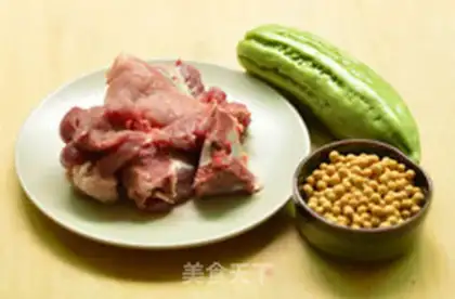 Make Suffering melon cucumber and pork soup step 0