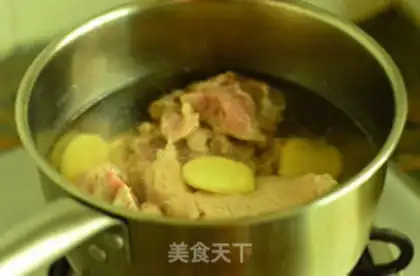 Make Suffering melon cucumber and pork soup step 3