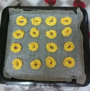 Make Rose cookies step 7