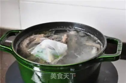 Make Chicken Mountain medicine soup step 4