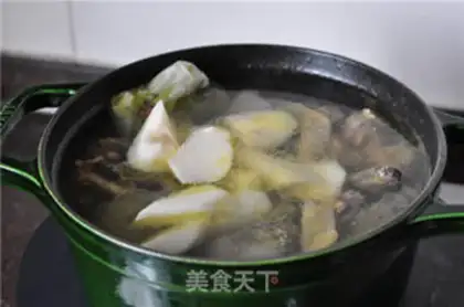 Make Chicken Mountain medicine soup step 6