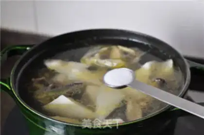 Make Chicken Mountain medicine soup step 7