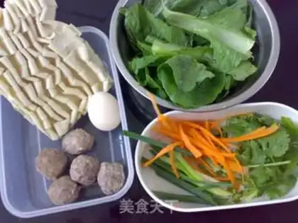 Make Spicy beefball noodles step 0