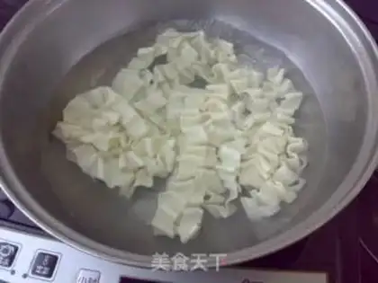 Make Spicy beefball noodles step 1