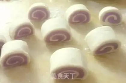 Make Potato-coloured buns step 3