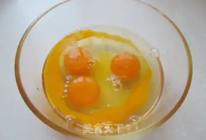Make Onion fried eggs step 1