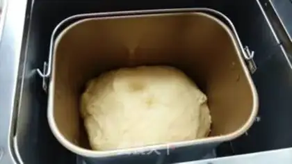 Make Egg milk raisin and ham toast step 1