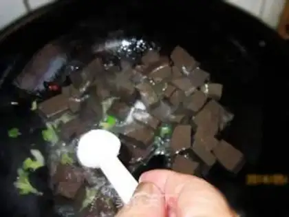 Make Onion-skinned pig blood step 5