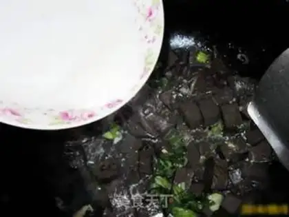 Make Onion-skinned pig blood step 12