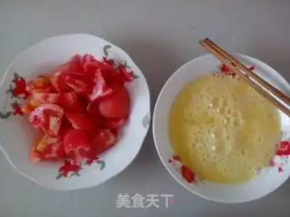 Make Tomato fried eggs step 1