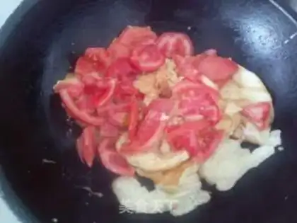 Make Tomato fried eggs step 3