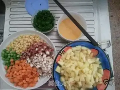 Make Pineapple rice step 0
