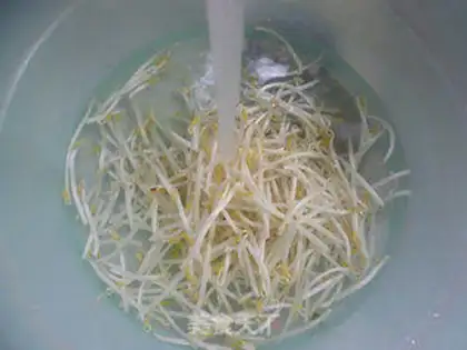 Make Salted green bean sprouts step 1