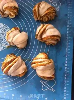 Make Spicy onion rolls step 17