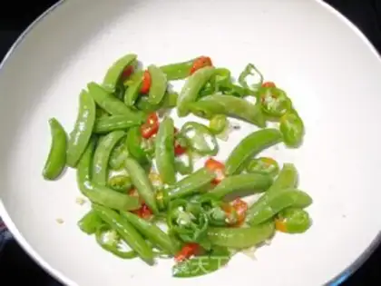Make Pork elbow fried sweet peas step 2