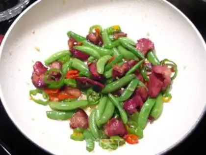 Make Pork elbow fried sweet peas step 3