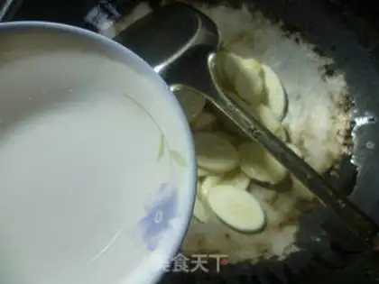 Make Squeeze the white fried eggs step 4