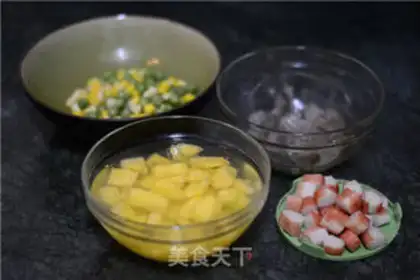 Make Seafood pineapple step 1