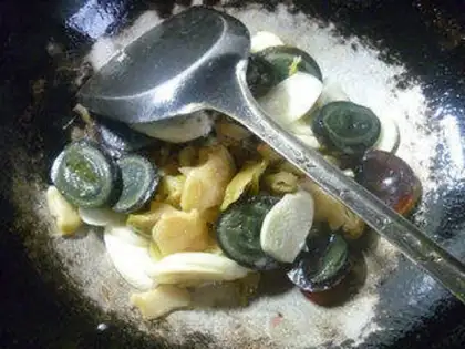 Make Squeeze the white fried eggs step 6