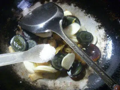 Make Squeeze the white fried eggs step 7