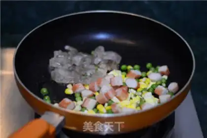 Make Seafood pineapple step 4