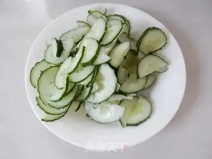 Make cucumber fried eggs step 1