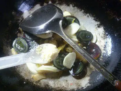Make Squeeze the white fried eggs step 8