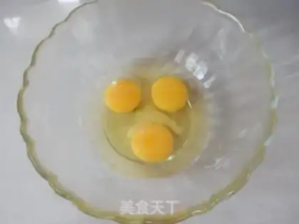 Make cucumber fried eggs step 2