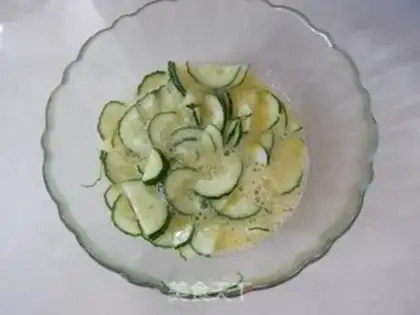 Make cucumber fried eggs step 3