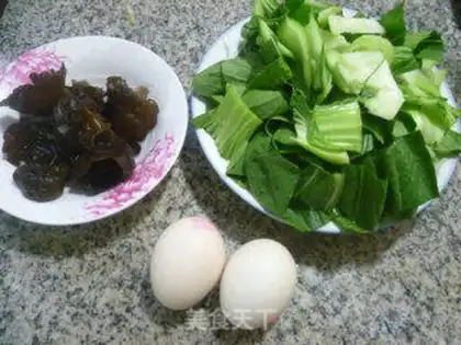 Make Black-eared eggs and green vegetables step 0