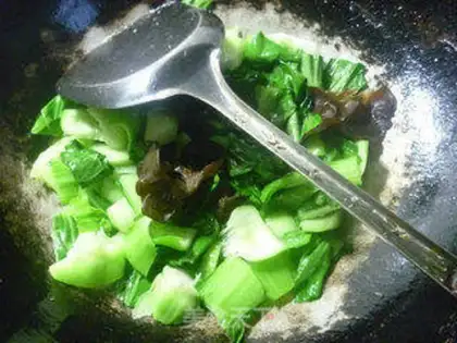Make Black-eared eggs and green vegetables step 5