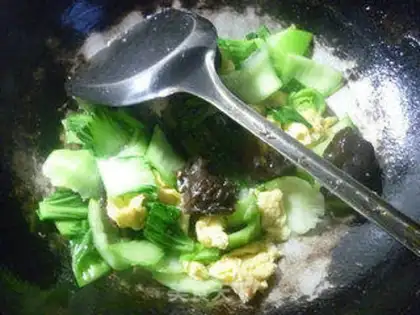 Make Black-eared eggs and green vegetables step 6
