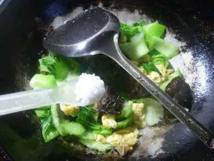Make Black-eared eggs and green vegetables step 7