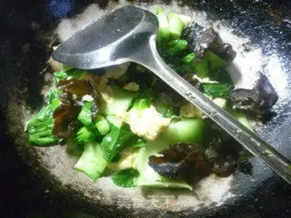 Make Black-eared eggs and green vegetables step 8