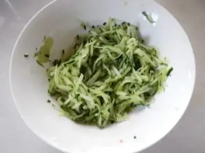 Make cucumber eggcake step 1