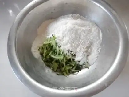 Make cucumber eggcake step 2