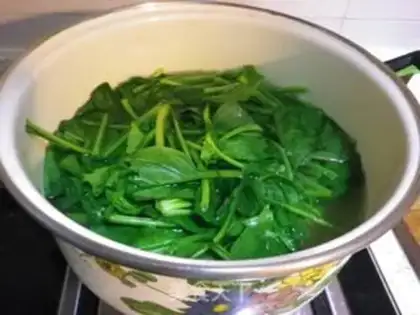 Make Old vinegar spinach peanuts step 1