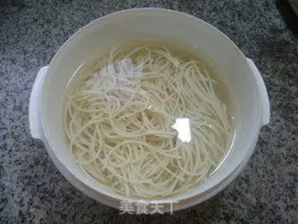 Make Green bean sprouts with pork noodles step 2