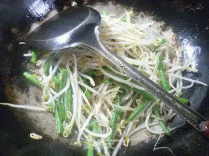Make Green bean sprouts with pork noodles step 9