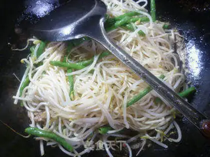 Make Green bean sprouts with pork noodles step 10