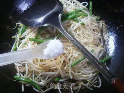 Make Green bean sprouts with pork noodles step 12