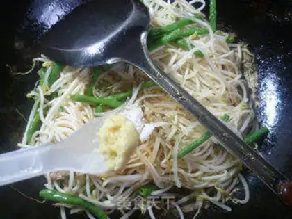 Make Green bean sprouts with pork noodles step 13