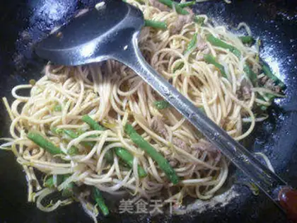 Make Green bean sprouts with pork noodles step 14