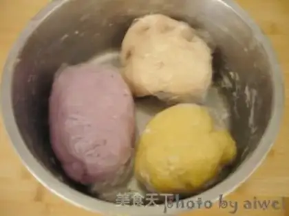 Make Three-coloured rose buns step 5